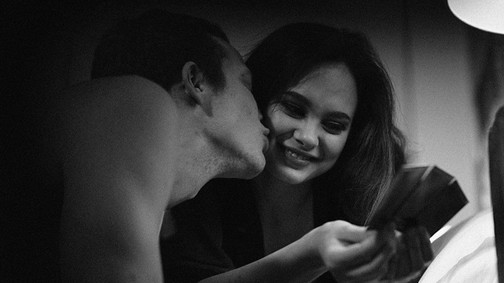 400 csók egy nap alatt! Bemutatjuk Puskás Peti és Ív szuperérzéki új klipjét