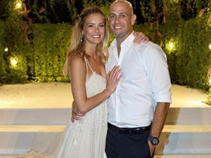 Ilyen gyönyörű ruhában ment férjhez a legszebb bikinimodell