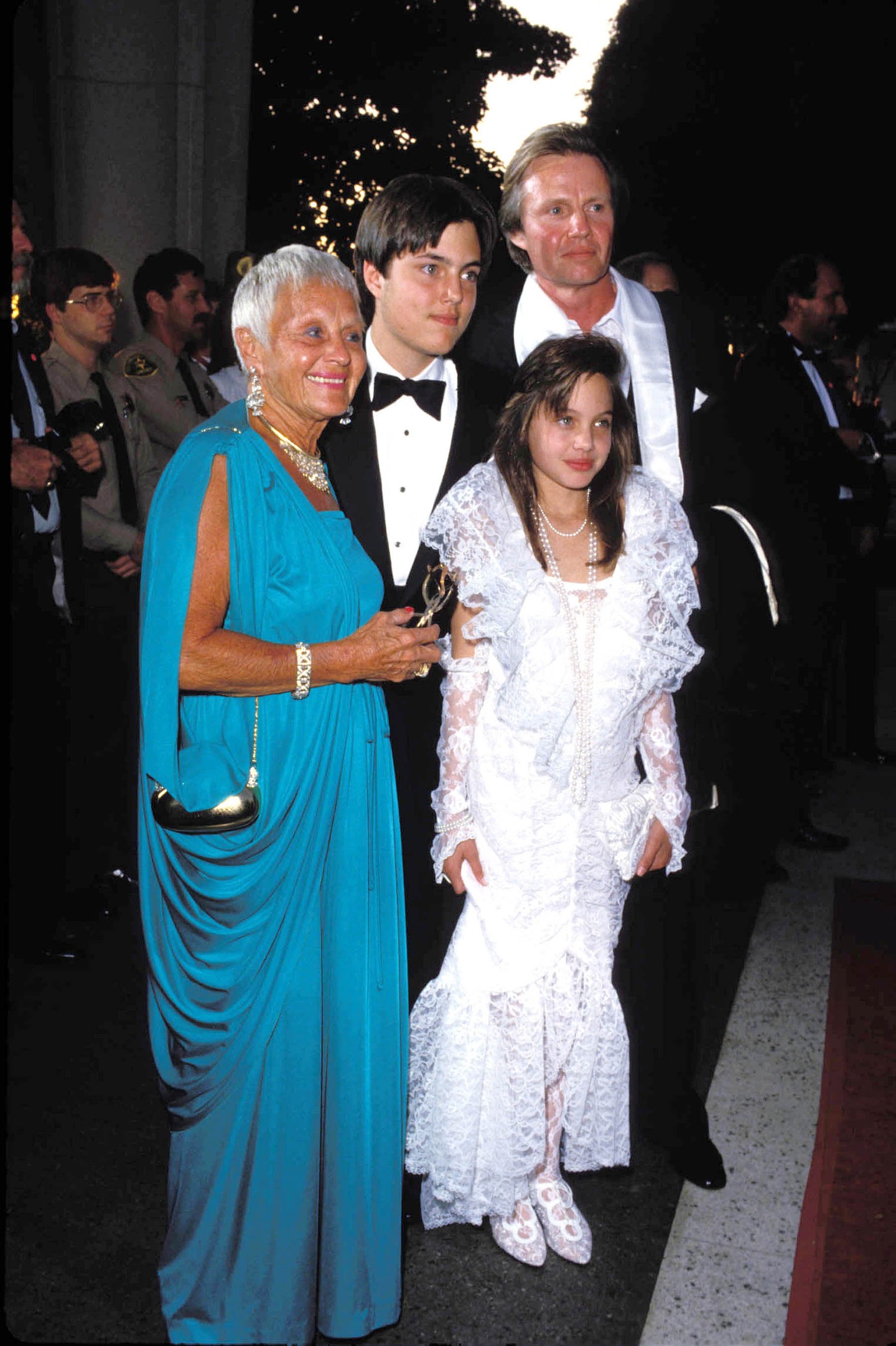 Angelina Jolie 11 évesen vehetett részt élete első Oscar-gáláján, amikor az édesapját, Jon Voight amerikai színészt is jelölték. Akkor még biztosan nem sejtette, hogy néhány évvel később ő maga is átveheti majd az Oscar-díjat...(1986)