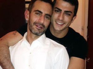 Meleg pornósztárral randizik a sztártervező?