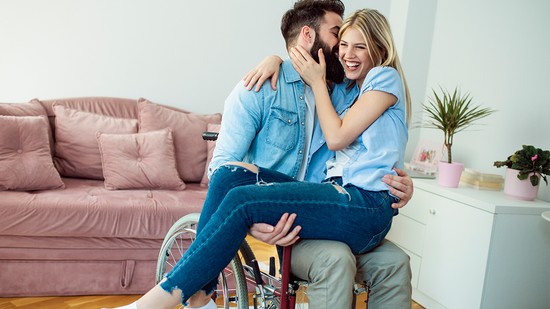 „Bár nincs erekciója, így is nagyon élvezetes vele a szex” -  Nők meséltek, milyen egy kerekesszékes férfival az ágyban