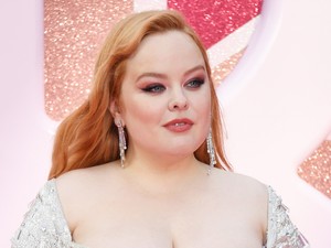 Rátalált a szerelem a Bridgerton sztárjára: kézen fogva fotózták kollégájával