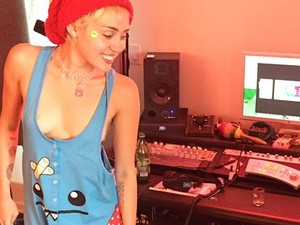 Miley Cyrus csak egy bimbótapaszban!