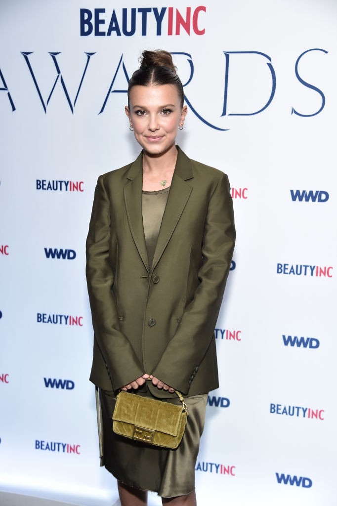 A 2019-es New York-i WWD Beauty Inc Awards gálán a színésznő tetőtől talpig olajzöldben hódított. Selymes fényű ruháját egy lazább szabású zakóval párosította, a monokróm lookot pedig egy ikonikus Fendi kistáskával tette teljessé. Mindössze 15 éves volt, amikor elindította saját, vegán szépségápolási márkáját, a Florence by Mills-t, amit a dédnagymamája után nevezett el.