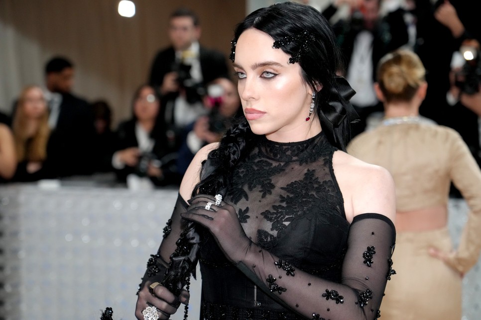 Billie Eilish drámai megjelenését egy határozott tusvonal koronázta meg