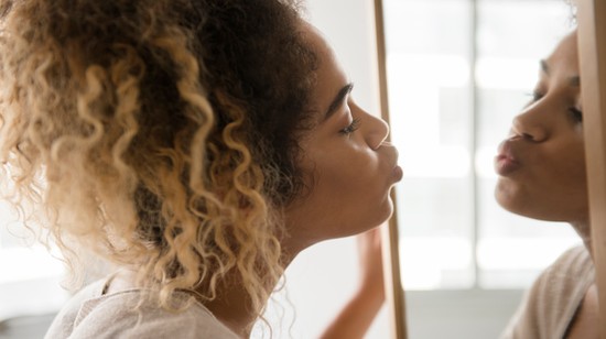 Mit jelent, ha valaki saját magával jár együtt?