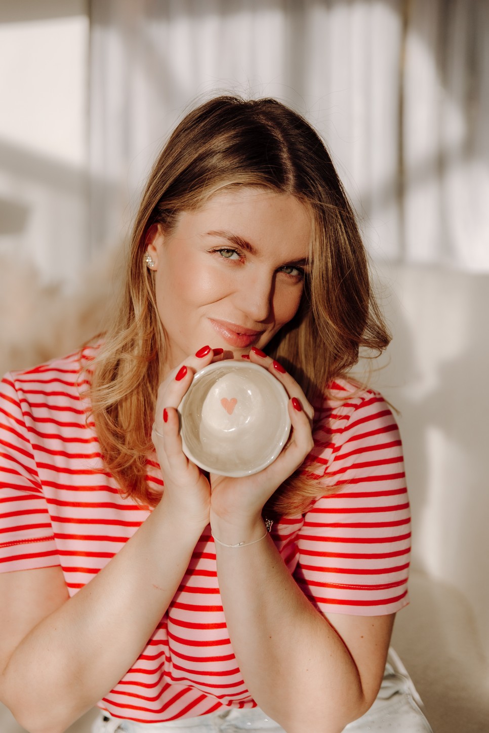 A hasonlóság Panni és általa készített csészék között az, hogy mindkettő bohókás, vidám és sokszínű