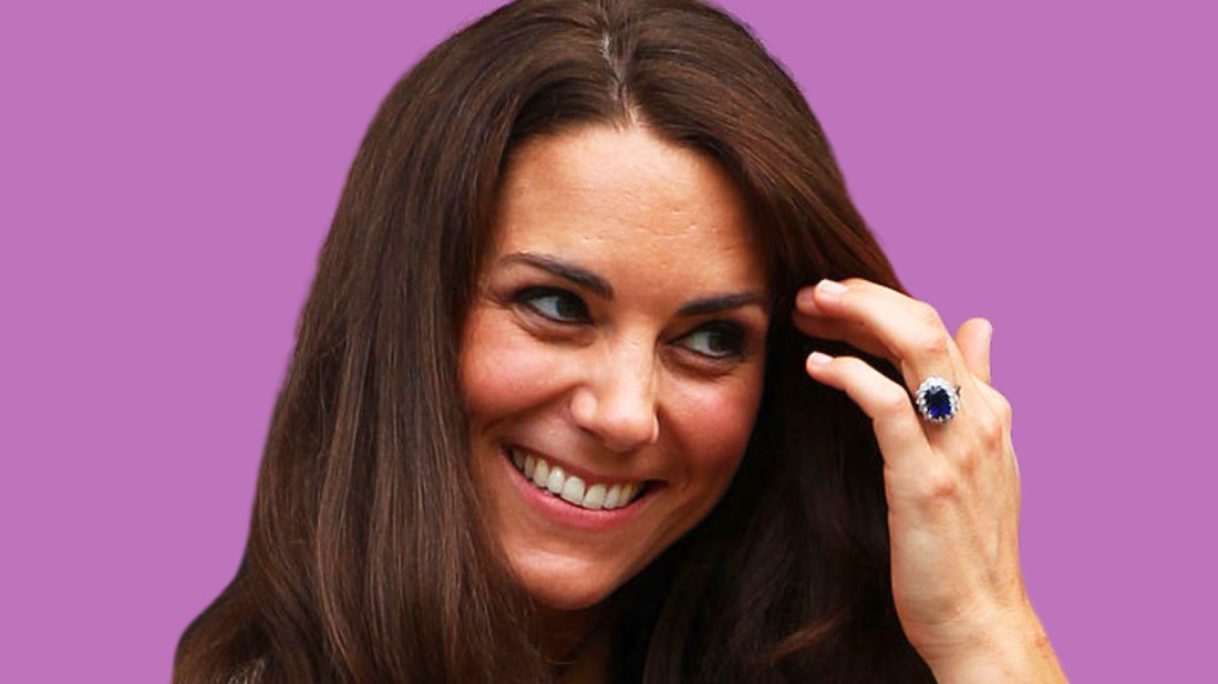 Katalin hercegné eljegyzési gyűrűje a világ egyik leghíresebb ékszerévé vált - tény, hogy a hercegné előszeretettel tartja úgy a kézfejét, hogy látszódjon a pompás ékszer