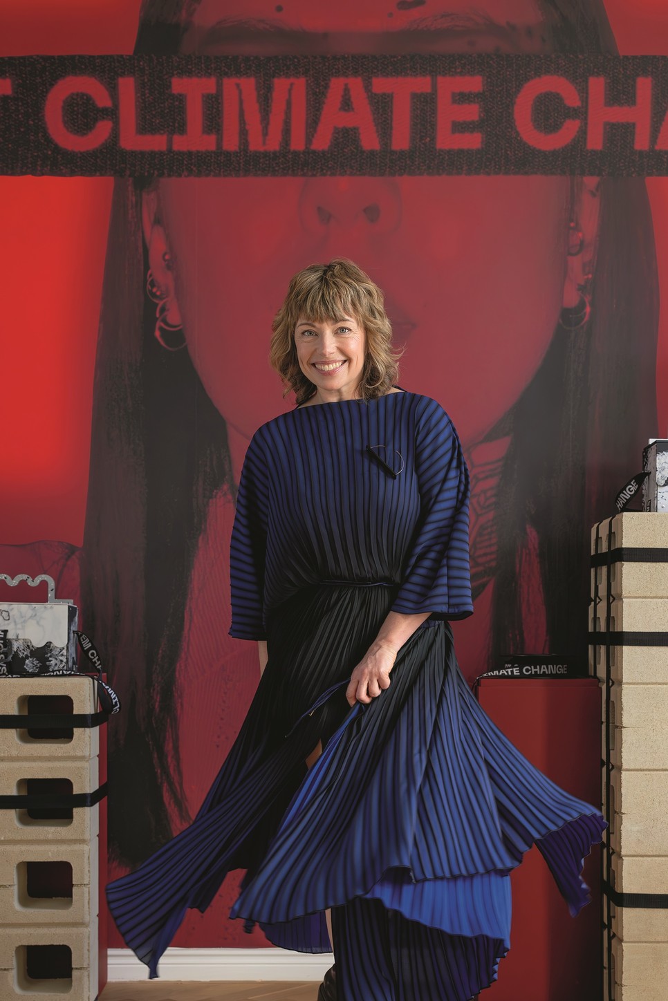 Stylist: Pintér Judit Smink és haj: Nyírő Fruzsina Pliszírozott ruha övvel és kitűző ARTISTA