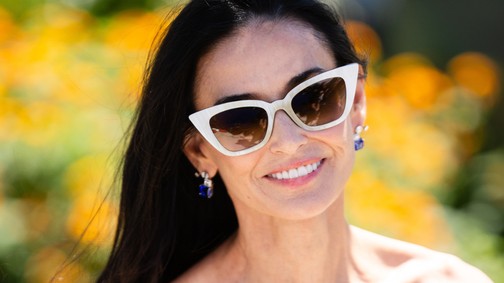 Demi Moore sellőnek öltözött, a színésznő éteri lila szettben lépett Cannes vörös szőnyegére