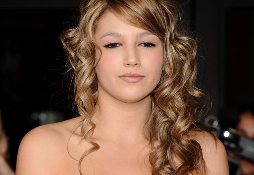 A nagy pénzrablás Tokiója igazi földre szállt angyal volt 16 évvel ezelőtti fotóin, nem is emlékeztet a mostani önmagára