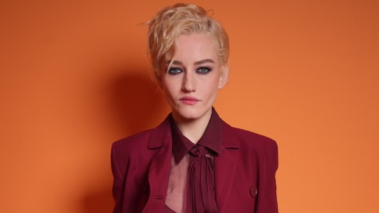 Az Inventing Annából is ismert Julia Garner áttörést jelentő szerepét a festészet és az ökölvívás inspirálták