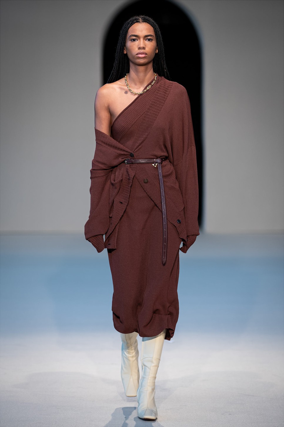 Egyedülálló szabásvonalaktól és anyagkombinációktól különleges az AERON 2022-es tavaszi-nyári kollekciója