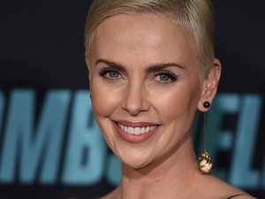 Charlize Theron olyan tökéletes lábvillantást nyomott a vörös szőnyegen, hogy szóhoz sem jutunk