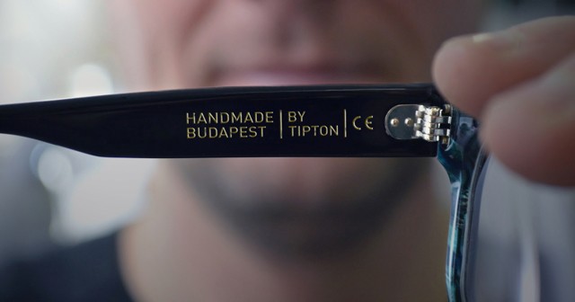 Tipton Zakariás az első bakelitből készült napszemüveget 1998-ban, édesapja műhelyében készítette el. Mivel nagy sikert aratott a család és a barátok körében a remekmű, így elhatározta, hogy egyedi, megrendelésre készült szemüvegeket fog gyártani. 2004-be