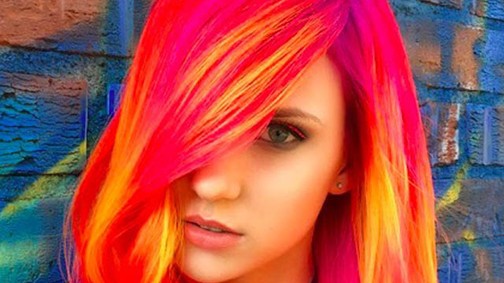 A foszforeszkáló főnix hajfestés amiről mindig is álmodtunk