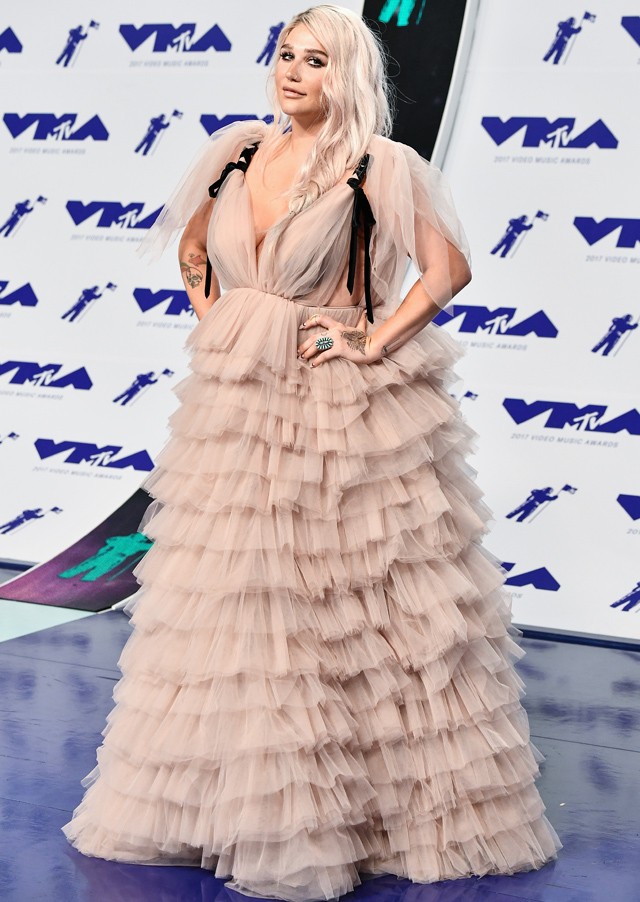 Kesha egy Monsoori kreációban