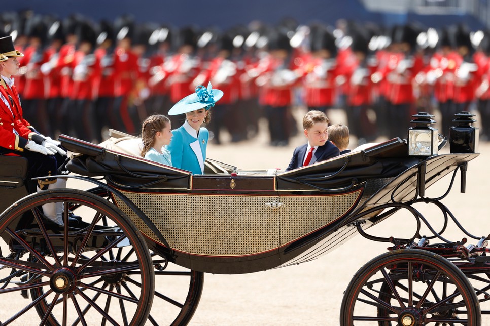 Katalin hercegné és a gyerekek hintón követték a menetet