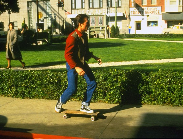 Az 1985-ös Vissza a jövőbe című ikonikussá vált filmben Michael J. Foxot el sem tudnánk elképzelni a gördeszka és a feket magas szárú Converse nélkül.