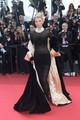 Elsa Hosk egy adag divattörténelmet hozott a cannes-i filmfesztivál vörös szőnyegére Thierry Mugler 1995-ös őszi/téli kreációjával. A kreációt eredetileg Claudia Schiffer viselte a kifutón a hozzá illő bársony, kifordítható kabáttal. Bár ez a tervezés nevezhető pucérruhának, a vintage vonal mindent felülír.
