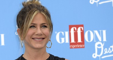 Jennifer Aniston díjat kapott, topless napozott és jachtozott