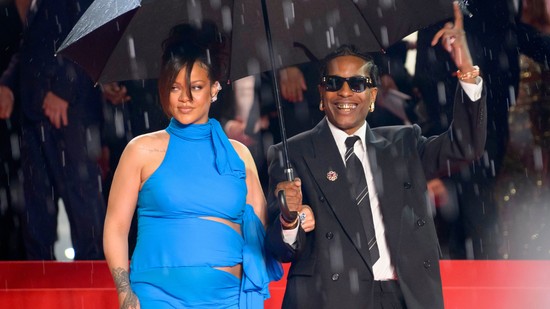 Álomszép meztelenruhában jelent meg az állapotos Rihanna, nem akármiben randizott az énekesnő