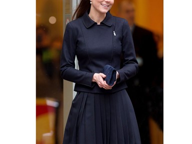 Katalin megvillantotta formás lábait