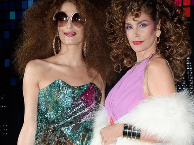 Durva afro-frizurában bulizott Amal Clooney és Cindy Crawford!
