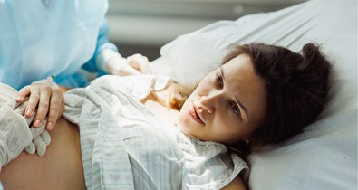 A szülés során sok dolog nem a nő igényei és tájékozott döntése alapján történik, hanem elavult rutinok és megszokások miatt