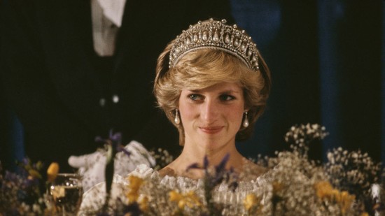 Ismerd meg a valódi történetet Diana hercegné ikonikus bosszúruhája mögött