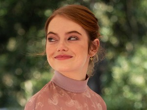 Emma Stone tökéletes velencei belépője lenyűgöző