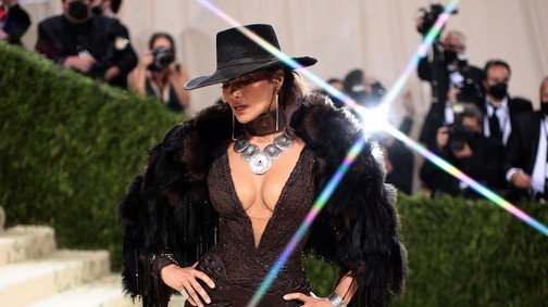 Jennifer Lopez bőr melltartóját nem érdemes dzseki alá rejteni