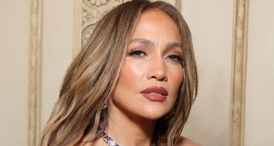 Jennifer Lopez meztelenruhája nem sokat takart, az áttetsző anyagot csak egy kevés flitter díszítette