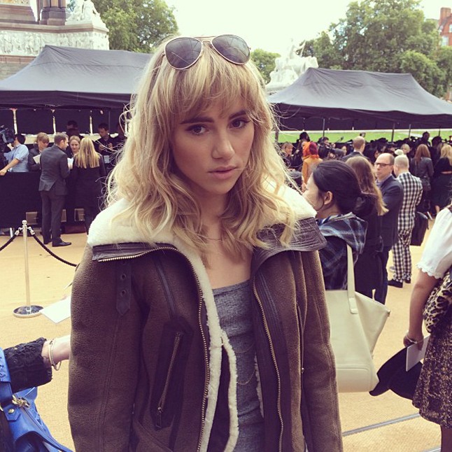Suki Waterhouse is megérkezett a Burberry show-ra.