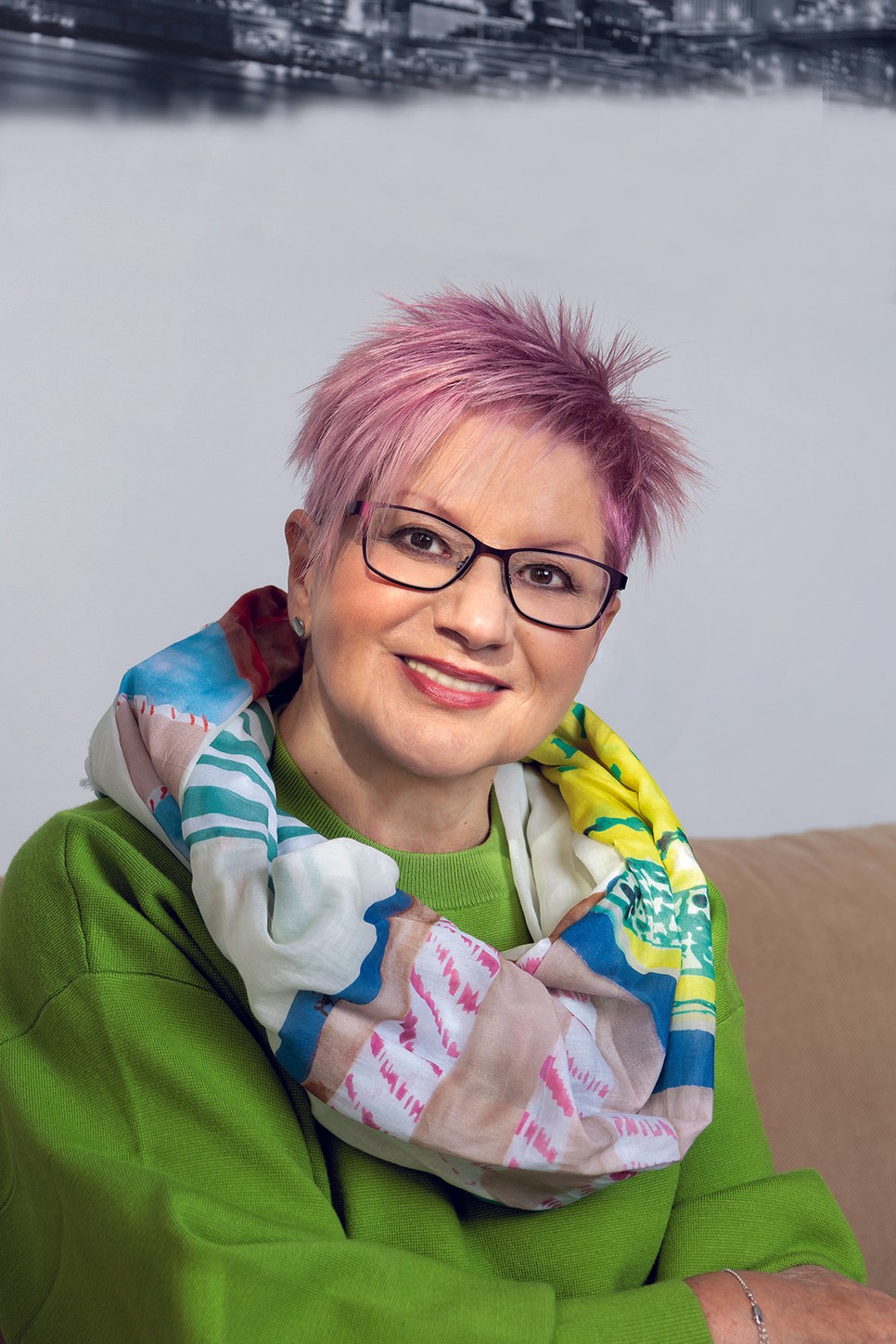 Ámon Betti is azt vallja, hogy az MI megkönnyíti az életét | Felső és nadrág ZARA, Sál PARFOIS, Gyűrű BIJOU BRIGITTE