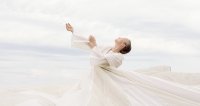 Nemcsak a dal tökéletes, de a ruhák is elképesztőek Harcsa Veronika és Gyémánt Bálint új klipjében