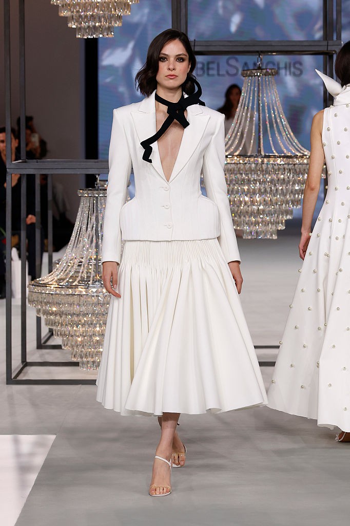 Csípőhangsúlyos menyasszonyi ruhák - A tervezők játszanak az arányokkal, és párnázott belső részekkel, fodrokkal vagy tüllborítással szélesítik a csípőt. (Isabel Sanchis)