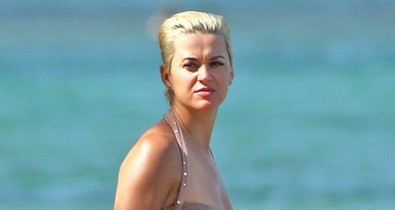 Honnan szerzi Katy Perry ezeket a nagymamás fürdőruhákat?