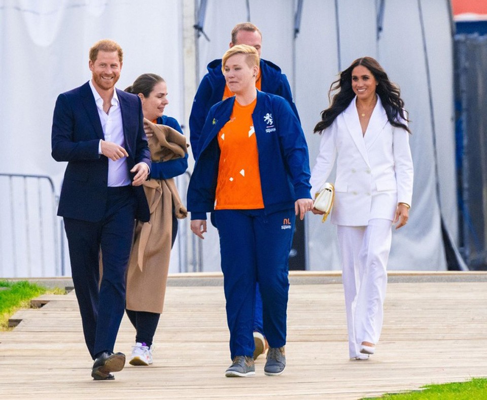  Harry és Meghan felszabadult és vidám hangulatban érkeztek Hágába