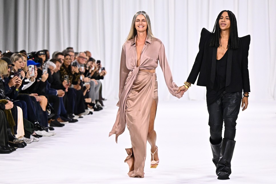 Paulina Porizkova és Olivier Rousteing a Balmain kifutóján
