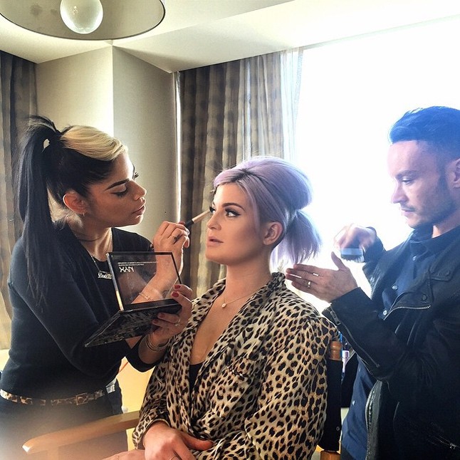 Kelly Osbourne gőzerővel készül a gálára.