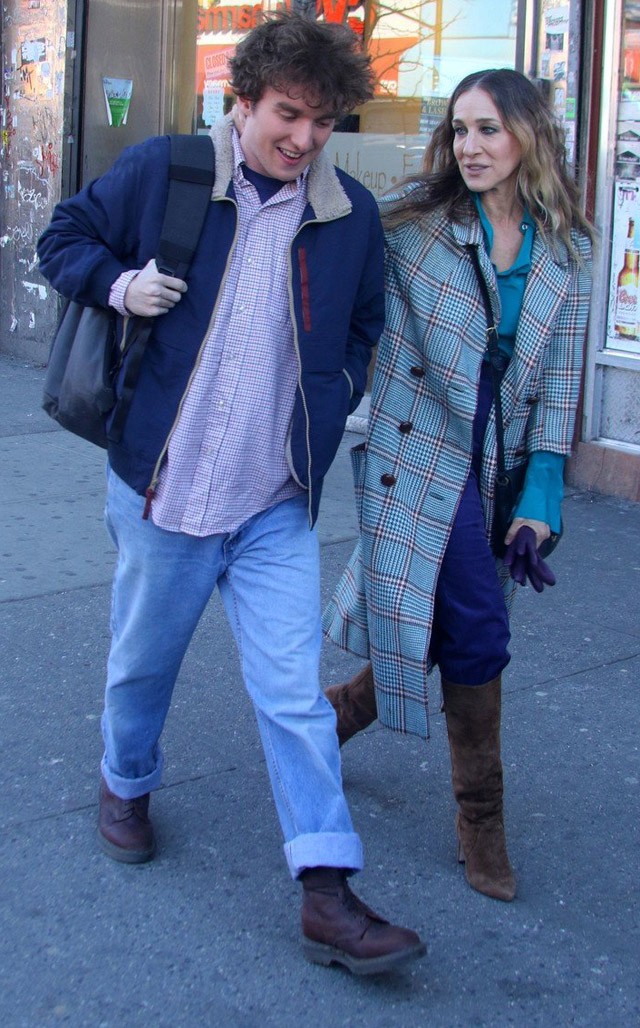 Sarah Jessica Parker újabb Carrie Bradshaw pillanata: álom, ahogy a színeket kombinálja