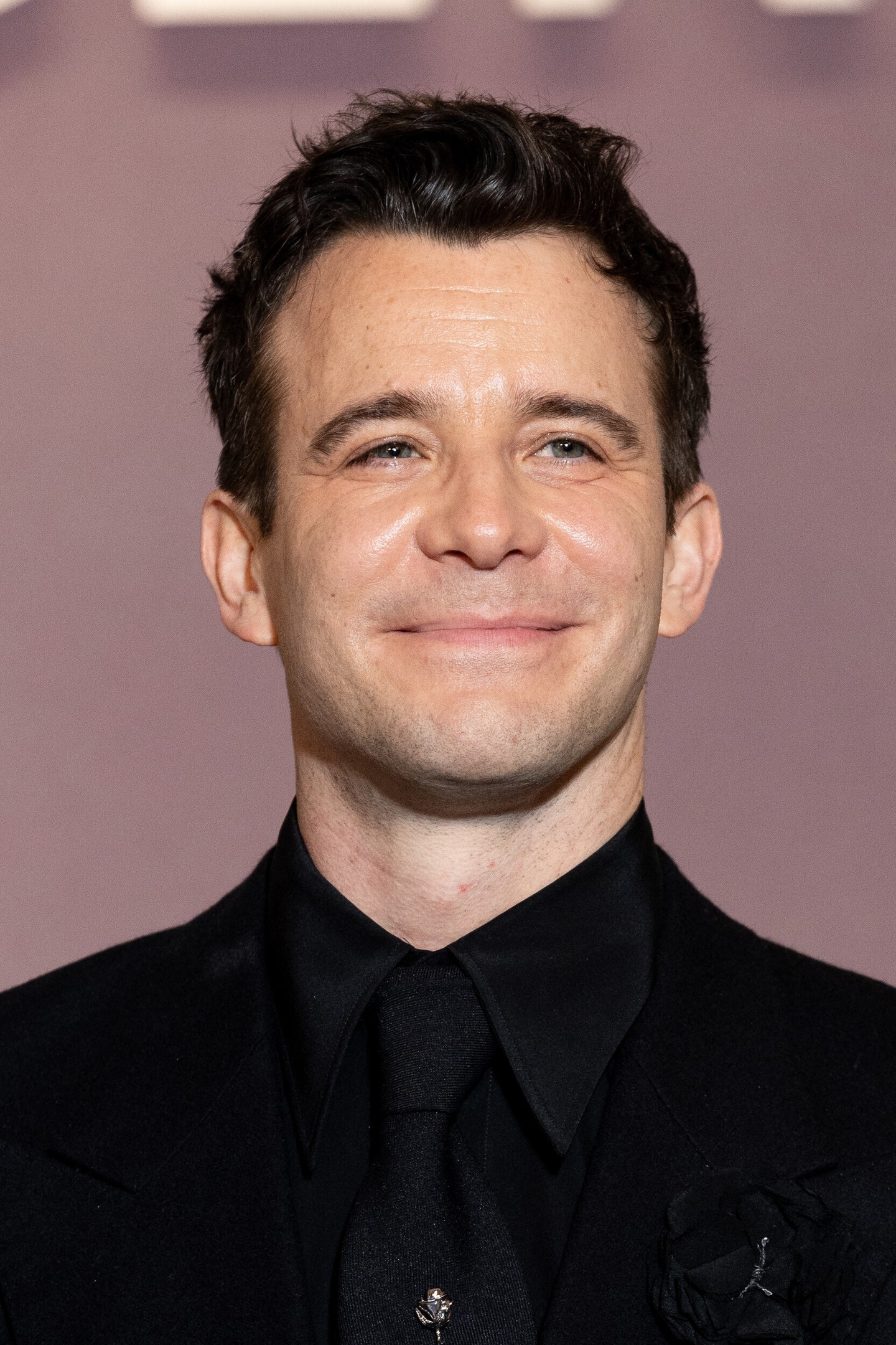 ....Luke Thompson viszont már a negyedik X felé közelít: 37 éves.