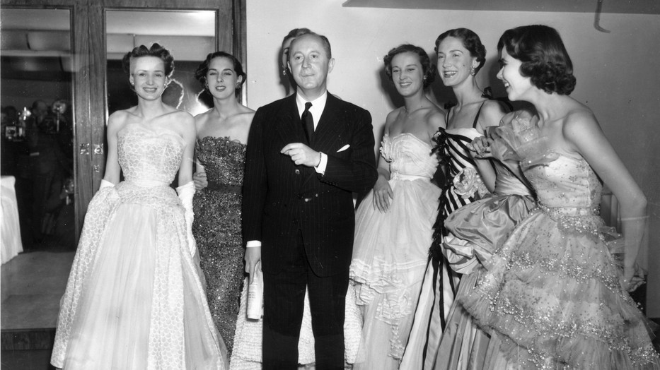 Christian Dior és modelljei 1950-ben a londoni Savoy Hotelben