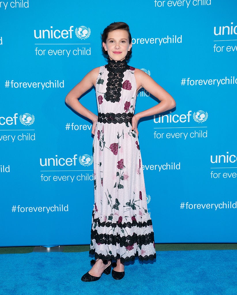 Millie Bobby Brown az UNICEF 2016-os, New York-i gáláján egy virágmintás maxi ruhában vonult fel, amit a nyakánál és a derekánál fekete csipke tett izgalmassá. A 12 éves sztár rövid frizuráját lazán oldalra fésülték, a smink pedig korához mérten minimális maradt. Kevesen tudják, de nem sokkal azelőtt, hogy megkapta Eleven szerepét a Stranger Things-ben, egy neves casting igazgató azt mondta neki, hogy „túl érett” Hollywoodhoz. Millie ekkor annyira elkeseredett, hogy komolyan fontolgatta, hogy végleg felhagy a színészettel.