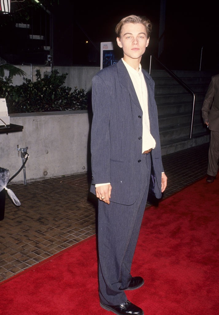 A Nyakunkon az élet című film premierjén egy szürke, csíkos öltönyre esett a választása. A szettje tökéletesen kimeríti az old money stílus fogalmát. (1994)