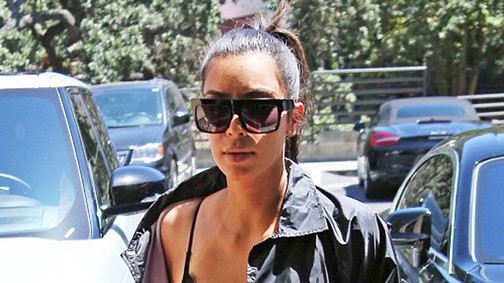 Kim Kardashian TÉNYLEG hálóingben ment ebédelni