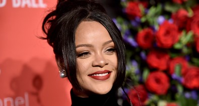 Rihanna vörös szettjétől lesz forró az idei Valentin-nap