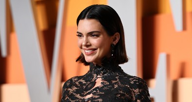 Kendall Jenner egy szál bikinialsóban pózol, pikáns fotói lángra lobbantották az internetet