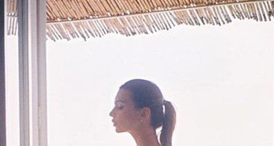 Emily Ratajkowski ledobta a ruháit Instagramon